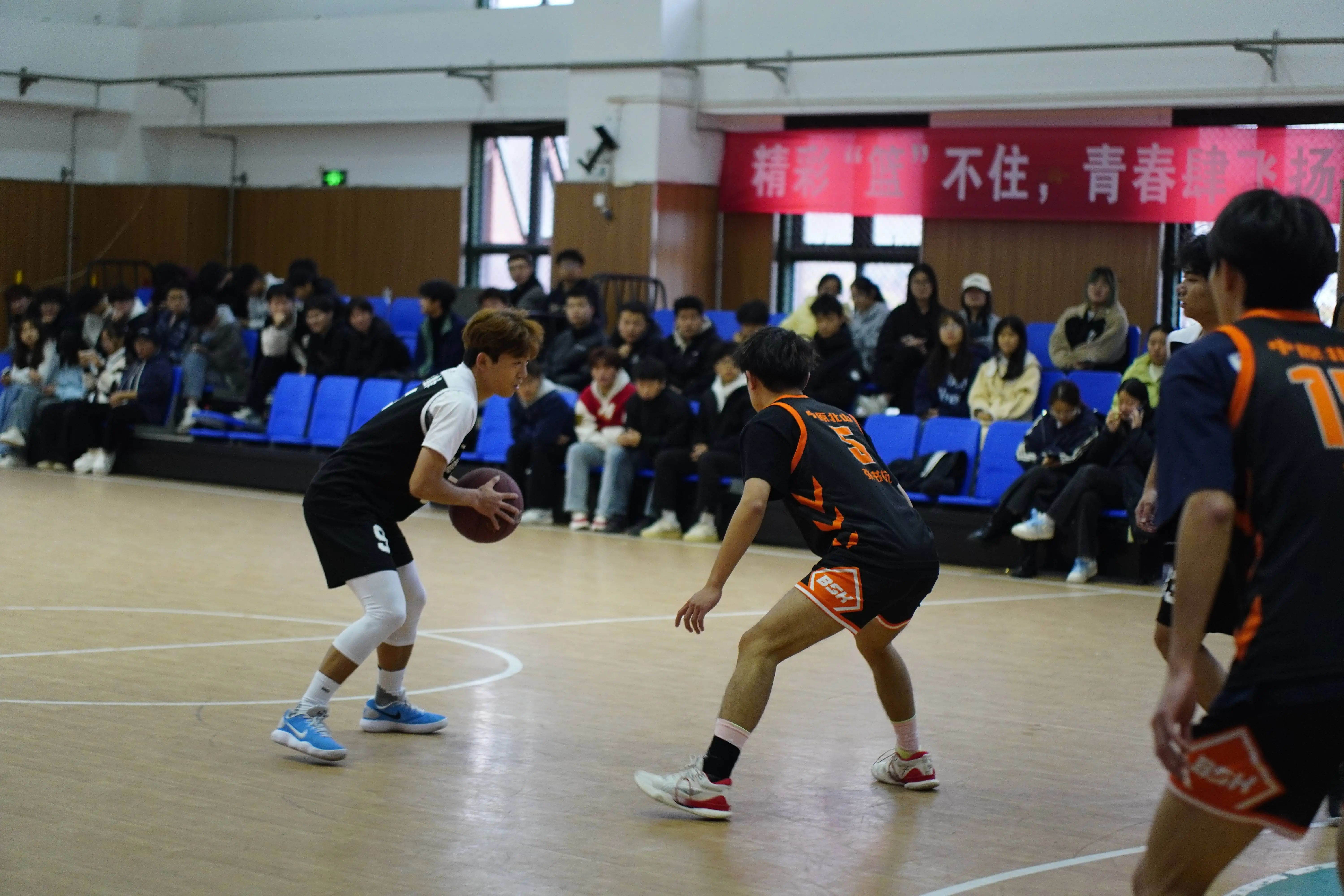 一场比赛中球员技术展示完美,赢得观众掌声的简单介绍 一场比赛中球员技术展示完美,赢得观众掌声的简单介绍