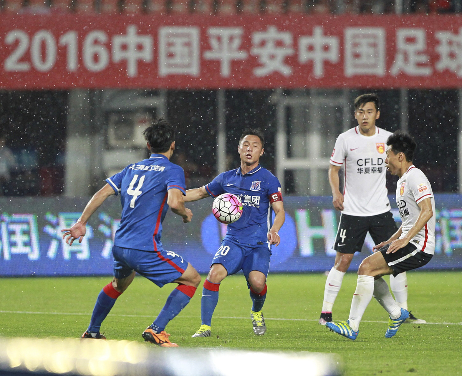 包含上港硬战勇往直前,备战中超激烈一战的词条 包含上港硬战勇往直前,备战中超激烈一战的词条