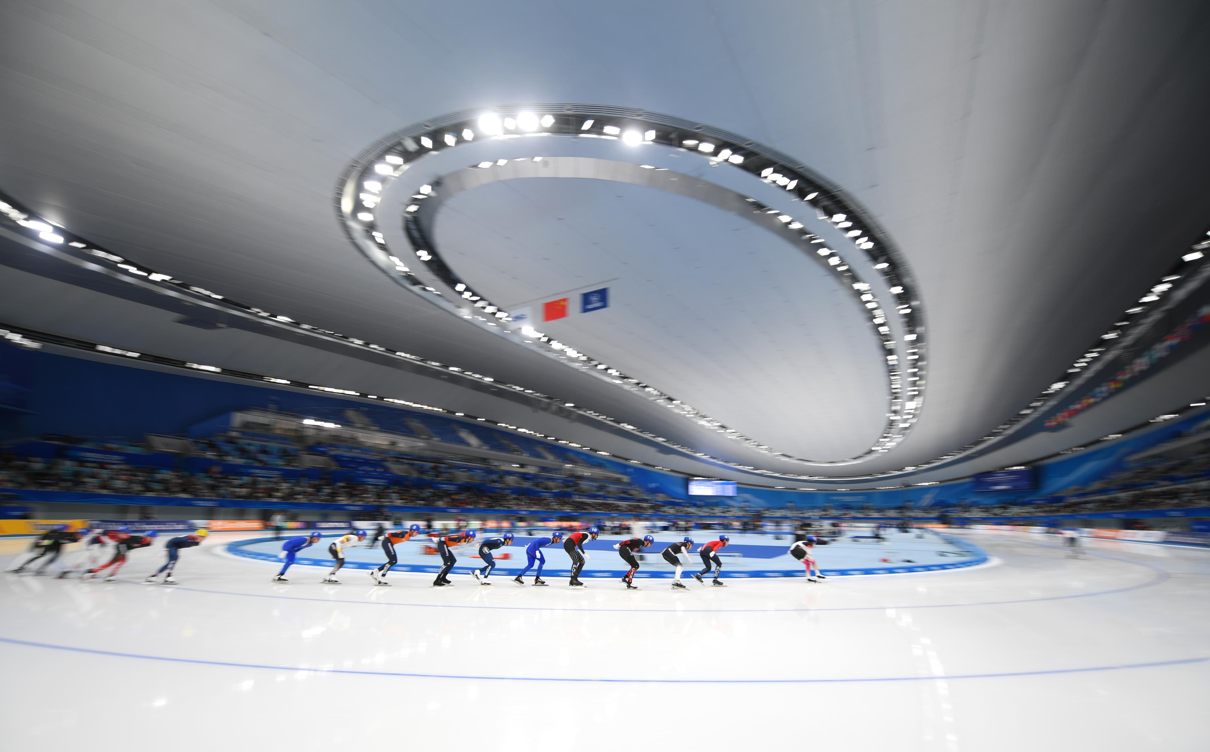 俄罗斯选手超越对手,登上领奖台 俄罗斯选手超越对手,登上领奖台