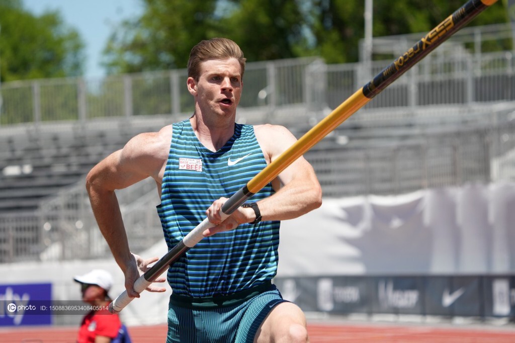 JNH体育-加拿大选手在撑杆跳比赛中夺冠，技术过硬