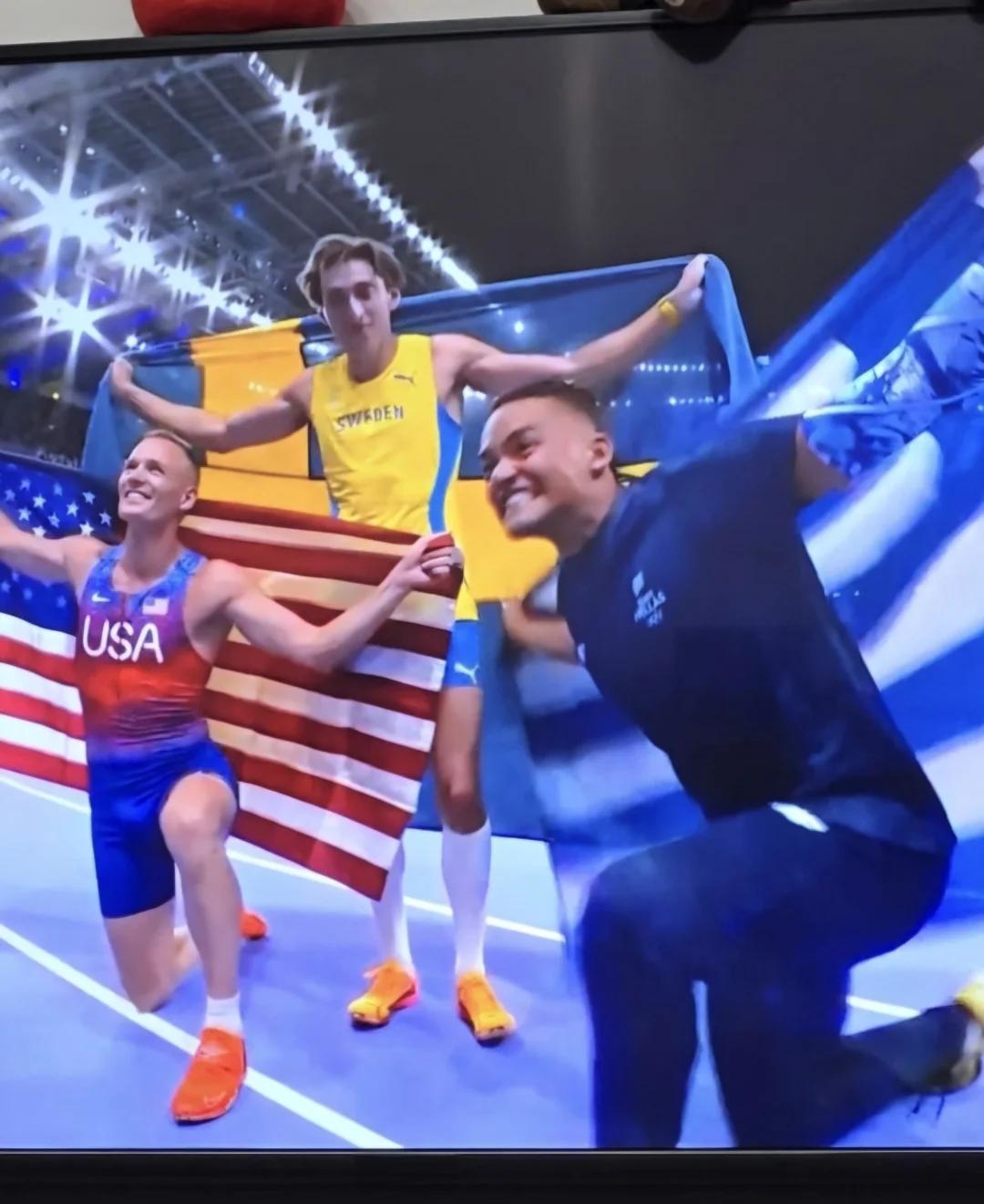 加拿大选手在撑杆跳比赛中夺冠,技术过硬 加拿大选手在撑杆跳比赛中夺冠,技术过硬