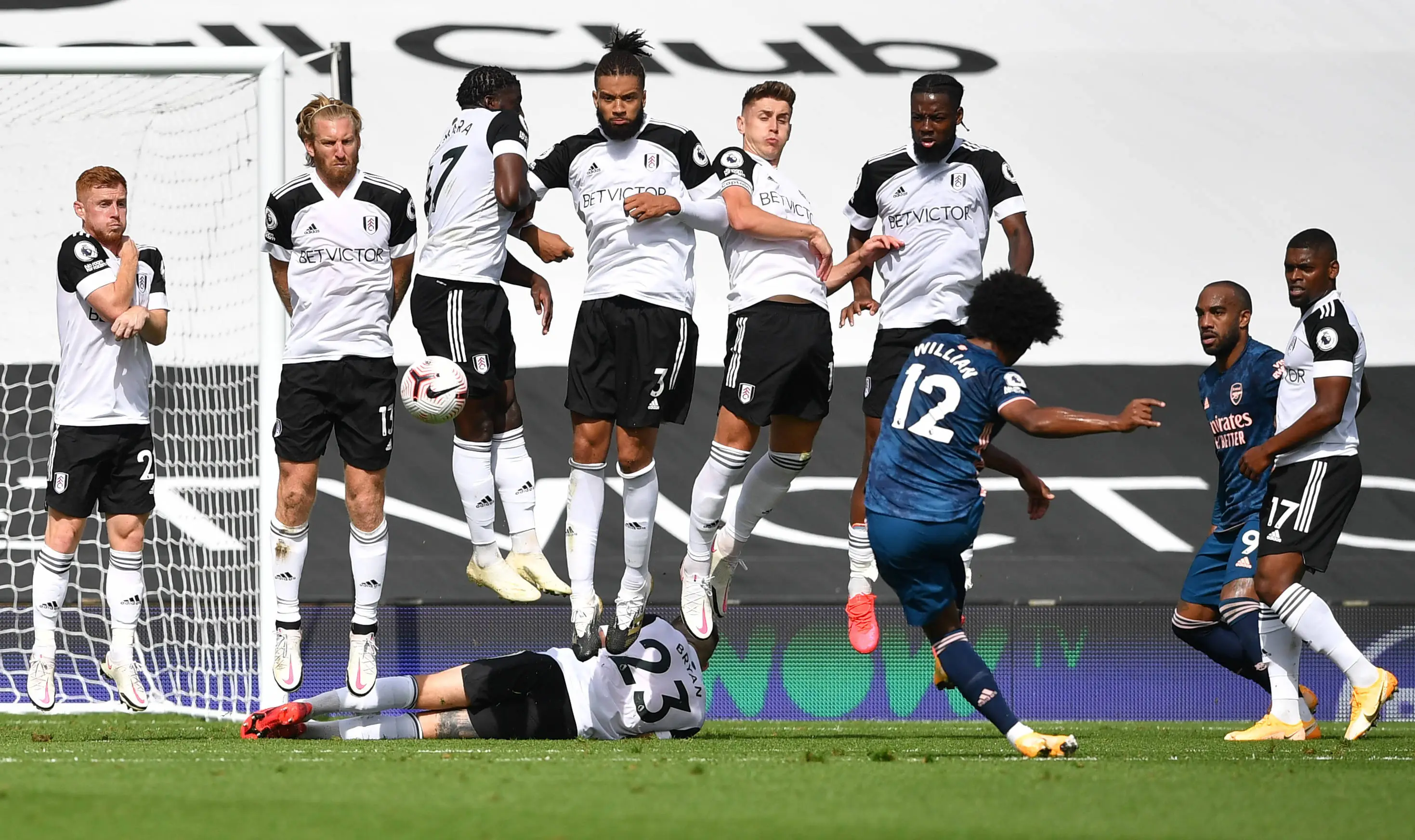 金年会真人-战火重燃，球场上的血性篮球赛事的简单介绍