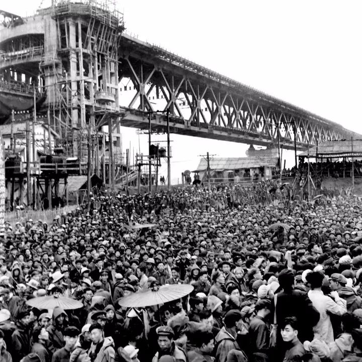 金年会全站-庞蒂斯武汉赢得主场比赛，全队欢庆的简单介绍