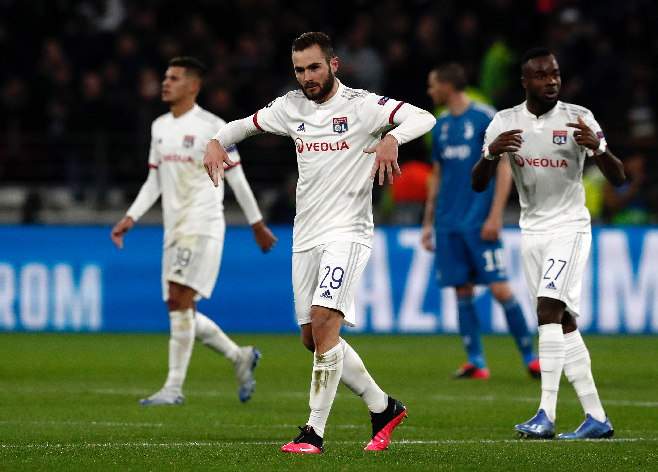 摩纳哥主场大胜沙尔克,保持领先地位 摩纳哥主场大胜沙尔克,保持领先地位