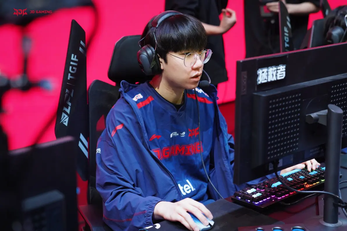 RNG险胜DK,Ruler团战一打五全球总决赛2:0(柏林) RNG险胜DK,Ruler团战一打五全球总决赛2:0(柏林)