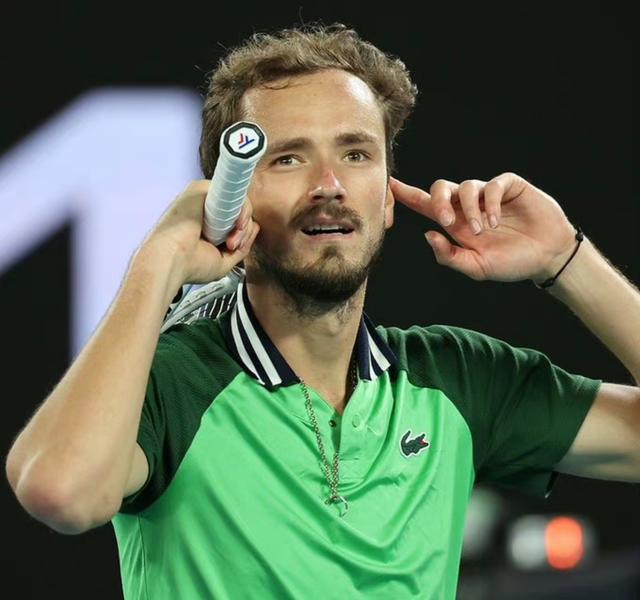 包含意大利网球队爆冷澳大利亚网球队，梅德韦杰夫制霸全场的词条