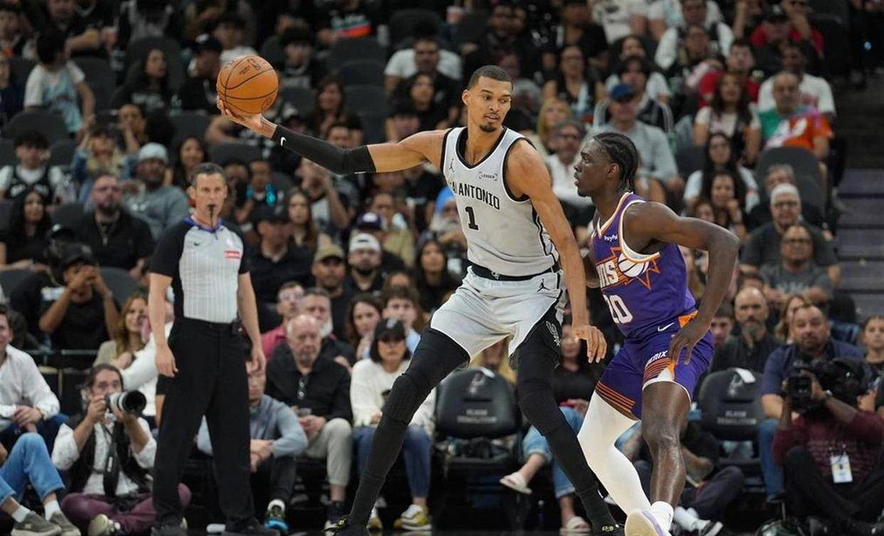 文班亚马让比赛提前失去悬念，公牛逆转太阳